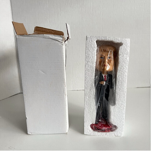 NIB - Donald Trump Bobblehead, 45th President of the United States. - Picture 15 of 15